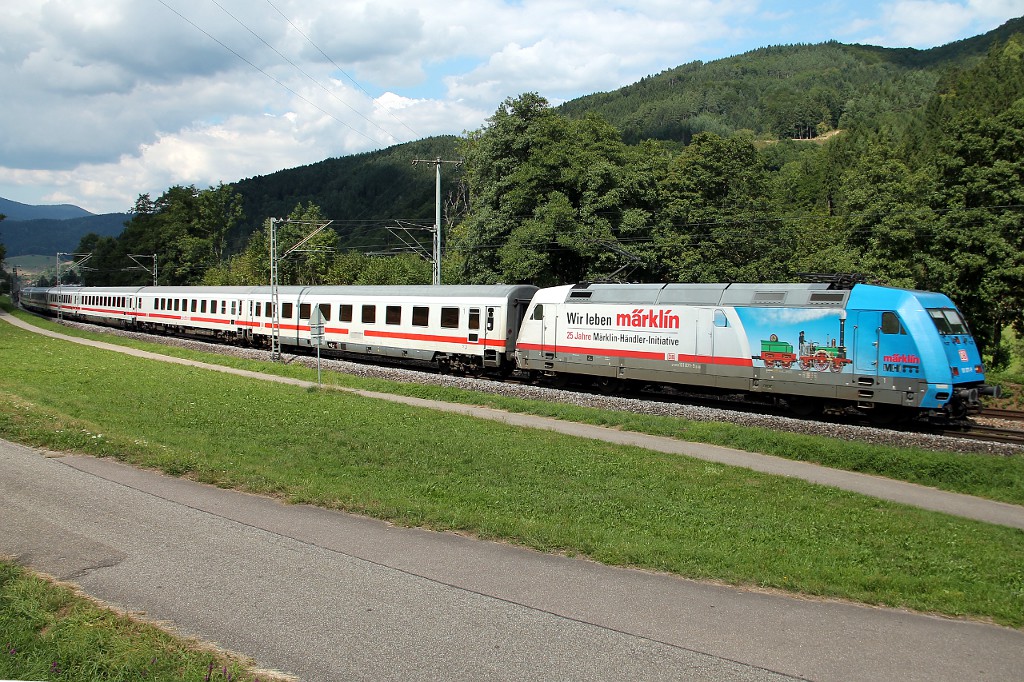 IC 2005 mit 101 071-9  Märklin-Lok  auf dem Weg nach Konstanz (21.08.2015)