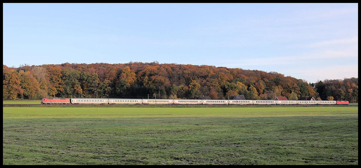 IC 2023 ist hier am 8.11.2019 um 09.01 Uhr mit zwei Elektroloks der Baureihe 120 auf dem Weg nach Frankfurt. Wegen Baumaßnahmen auf der südlichen Rollbahn fährt er hier als Umleiter auf der Strecke zwischen Velpe und Laggenbeck in Richtung Rheine. Da man in Rheine seinerzeit aus Ersparnisgründen die Kurve nach Münster ausgebaut hat, muss der IC in Rheine Kopf machen, um danach in Richtung Münster weiter fahren zu können! 