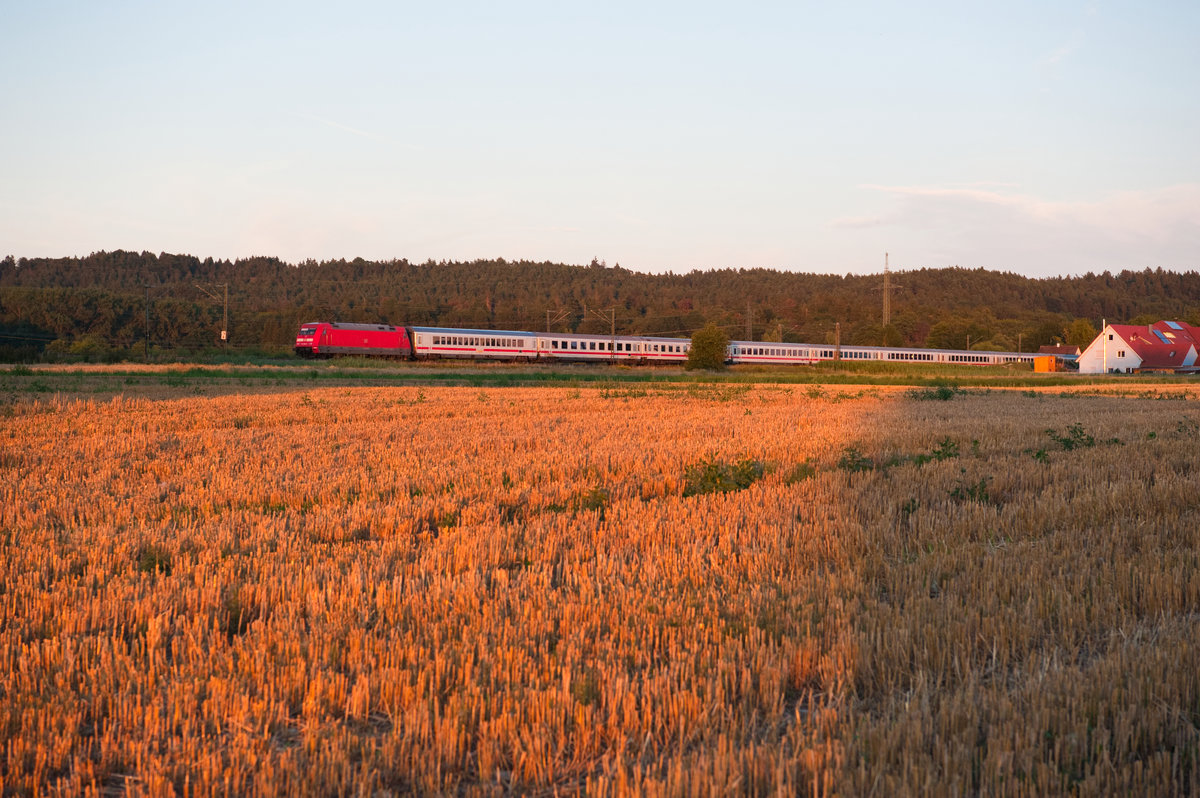 IC 2027 (Hamburg-Altona - Passau Hbf) im letzten Licht bei Postbauer-Heng, 22.07.2019