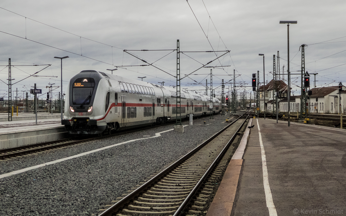 IC 2035 aus Norddeich erreicht als IC2-Garnitur seine Endstation Leipzig Hbf auf Gleis 15. (30.01.2016)