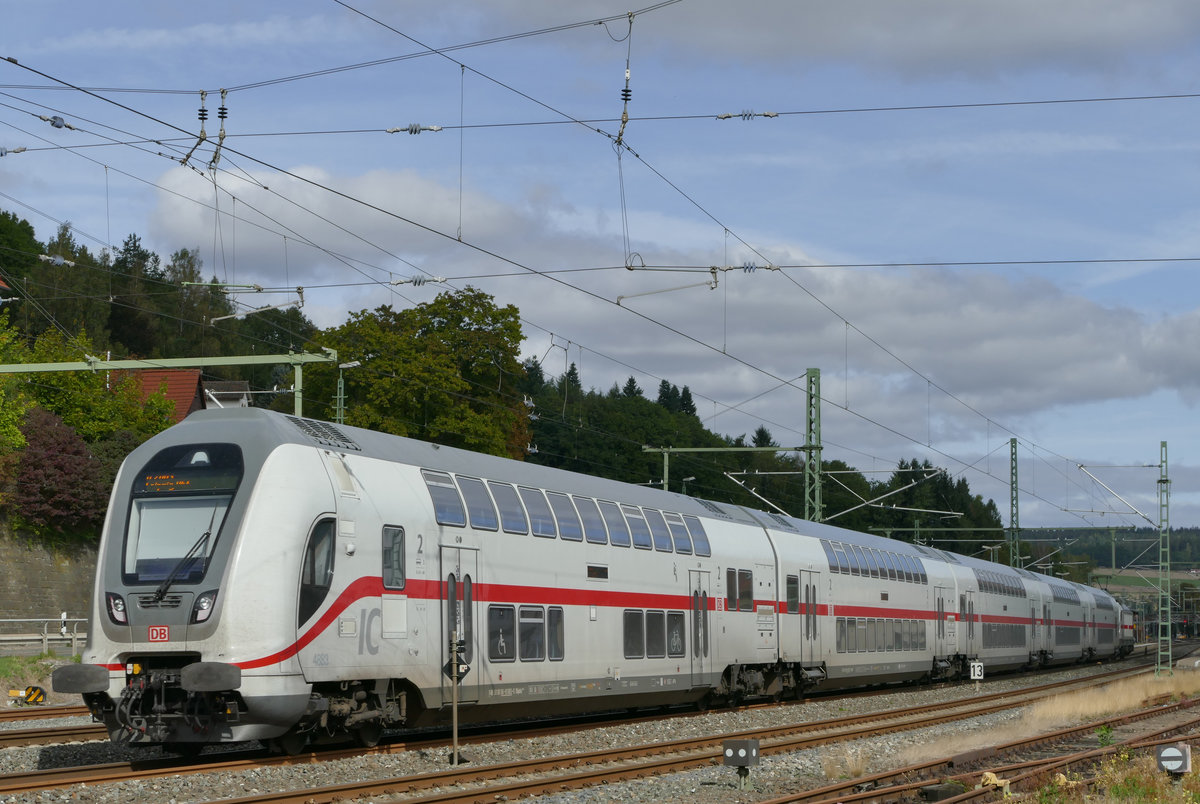 IC 2063 Karlsruhe - Leipzig fährt in den Bahnhof Kronach ein. Lok 147 557 führt den Wagenpark 4883.