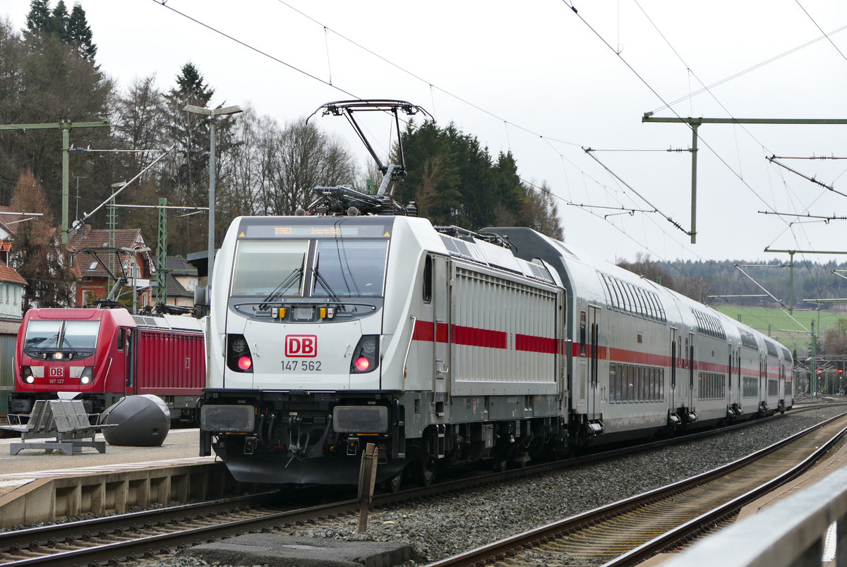 IC 2063 mit Lok 147 562 von Karlsruhe Hbf nach Leipzig Hbf hält im Bahnhof Kronach. Im Hintergrund wartet 187 127 mit ihrem Güterzug eine Überholung durch einen RE ab.