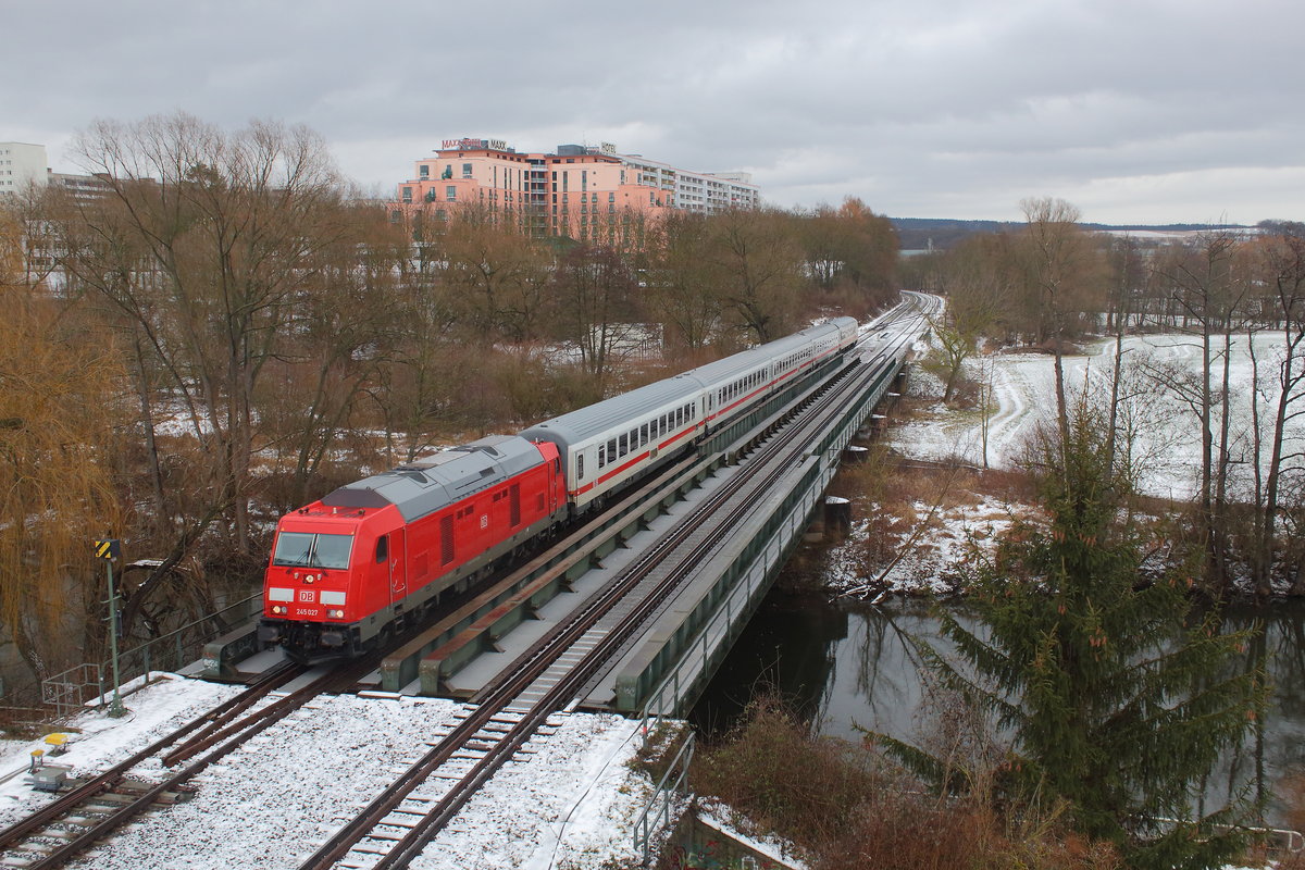 IC 2152 von Gera nach Düsseldorf mit 245 027 als Zuglok. Aufgenommen am 26.01.19 nahe Bahnhof Göschwitz mit Blick auf die Saalebrücke