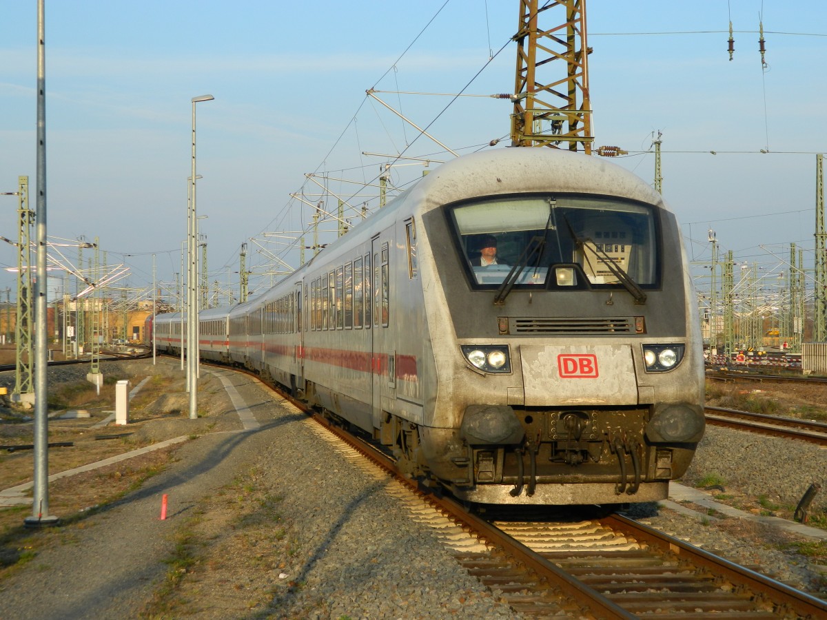 IC 2207 (Berlin-München) fährt am 15.11.2014 in den Hauptbahnhof Leipzig auf Gleis 9 ein. Am Zugende befindet sich 101 117.

