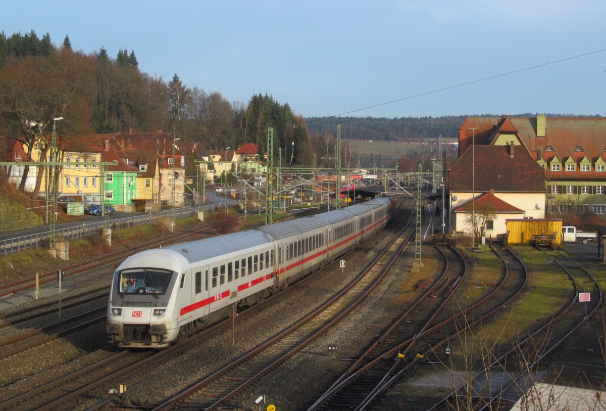 IC 2208 durchfährt am 24. Dezember 2013 den Bahnhof Kronach in Richtung Saalfeld.