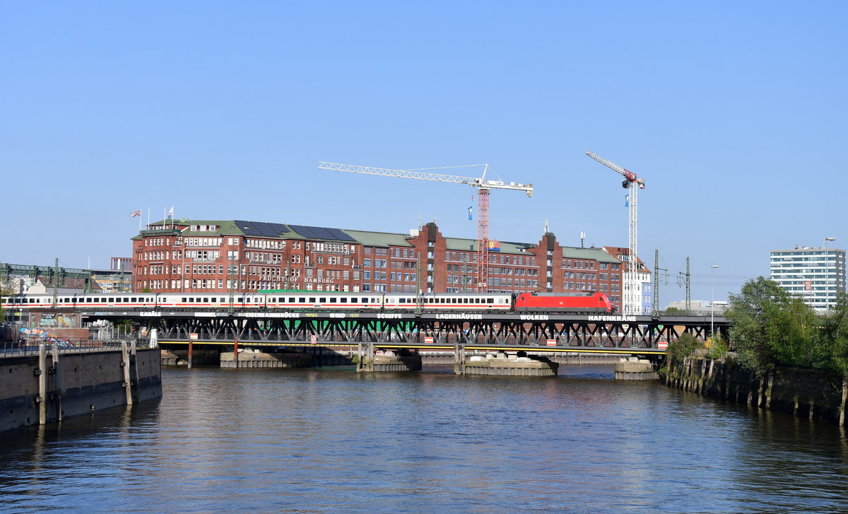 IC 2212 Lübeck Hbf - Frankfurt(Main) Hbf am 24.04.2019 auf der Oberhafenbrücke kurz hinter dem Hbf Hamburg.
