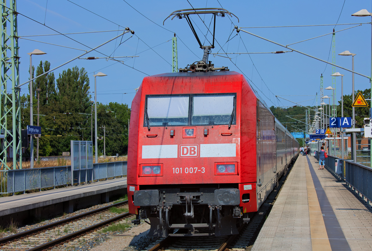 IC 2212 mit der Lok 101 007 in Bergen auf Rügen. - 07.08.2015