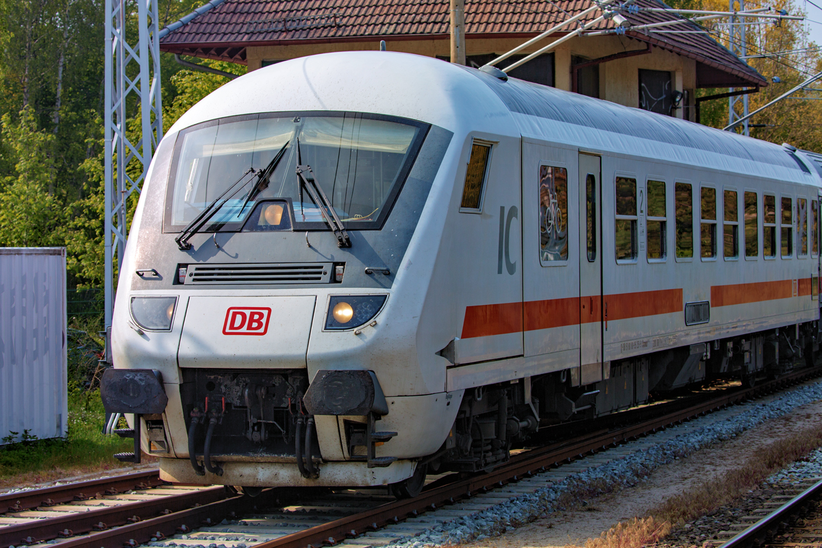 IC 2212 nach Ankunft im Ostseebad Binz bei Rangierarbeiten auf dem Bahnhof, zu sehen ist der Steuerwagen 95 251. - 18.05.2019
