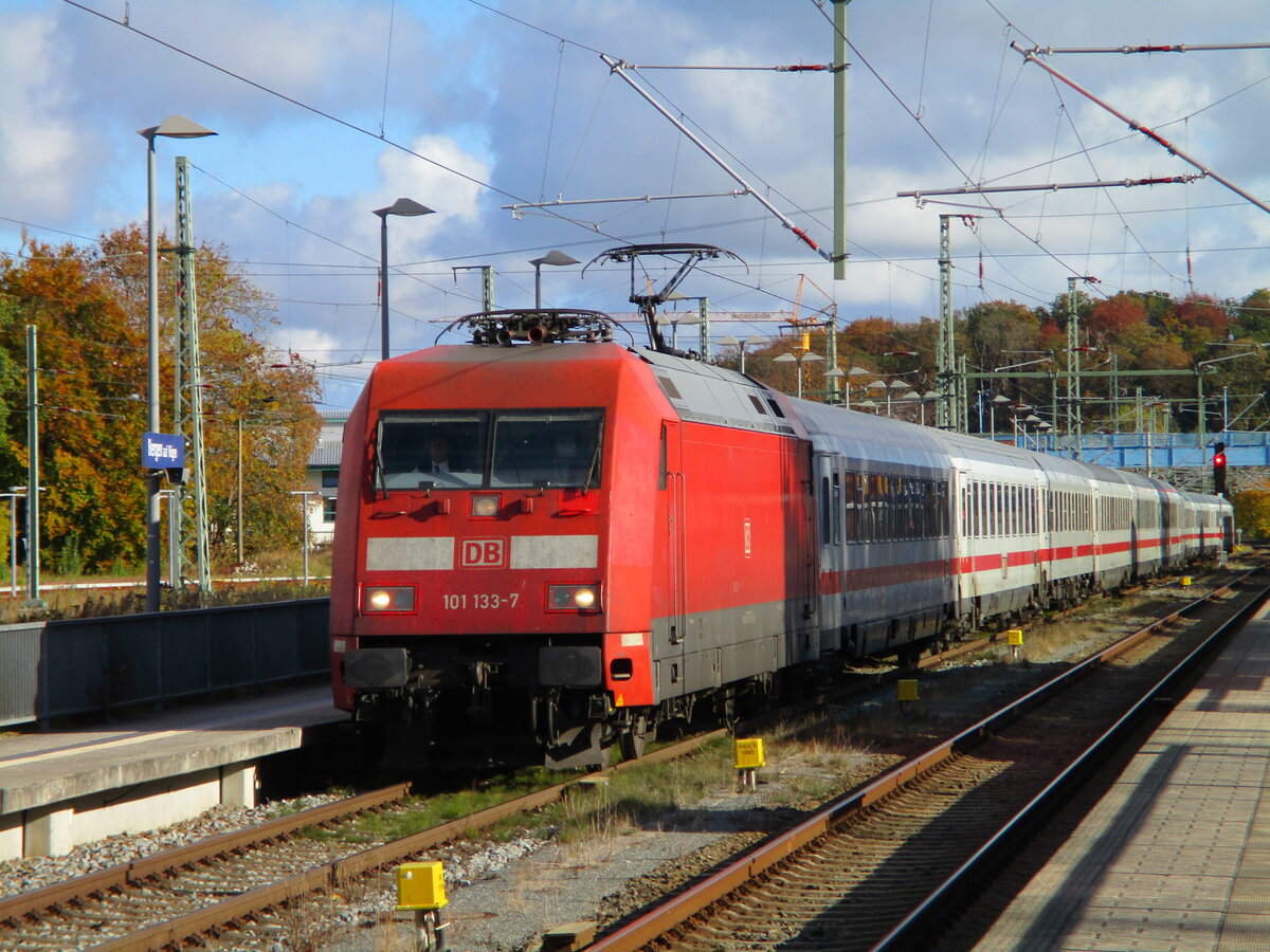 IC 2213 Binz-Stuttgart hatte,am 19.Oktober 2022,im Abschnitt Binz-Rostock,die 101 133 als Zuglok.Hier die Einfahrt in Bergen/Rügen.