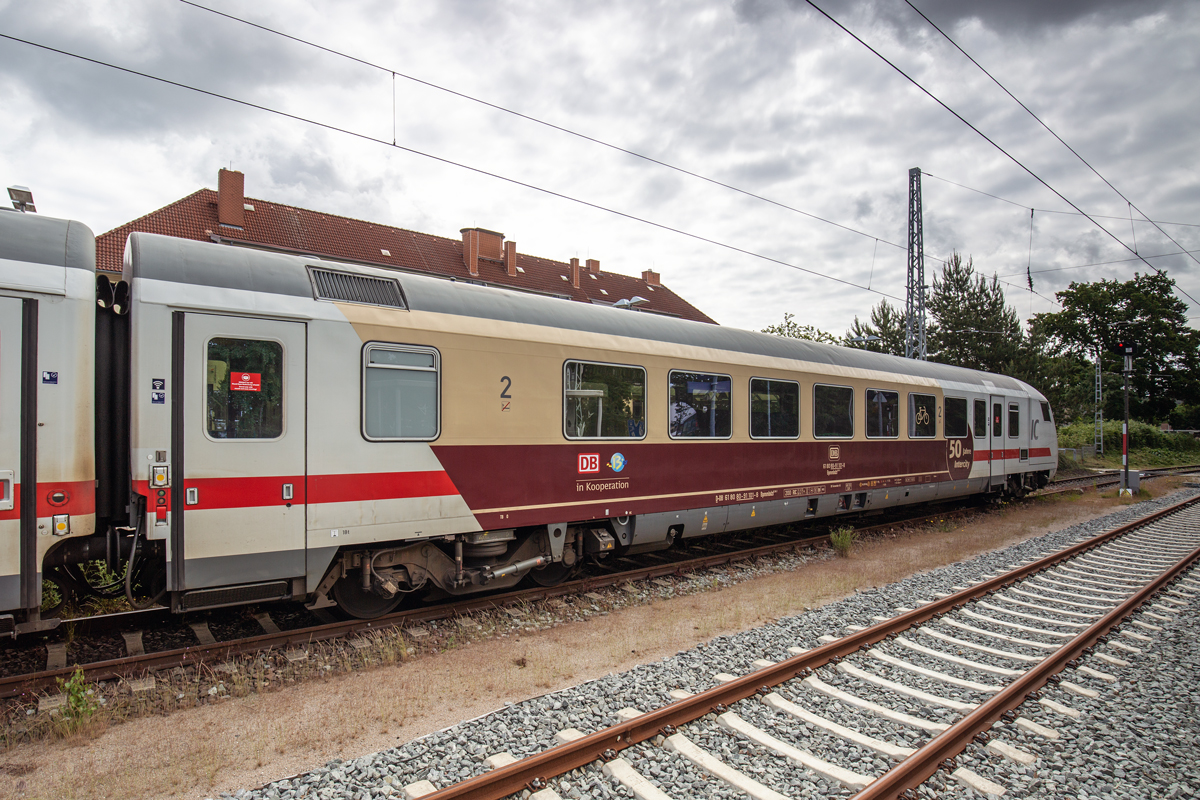 IC 2213  mit Steuerwagen „50 Jahre Intercity“, leider ohne die dazugehörige Werbelok, im Ostseebad Binz. - 15.06.2022 
