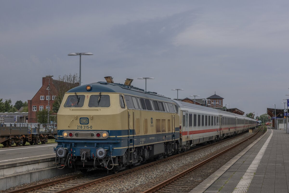 IC 2215 „Deichgraf“ Westerland (Sylt) / Dagebüll Mole - Köln in Husum am 7.8.2025
