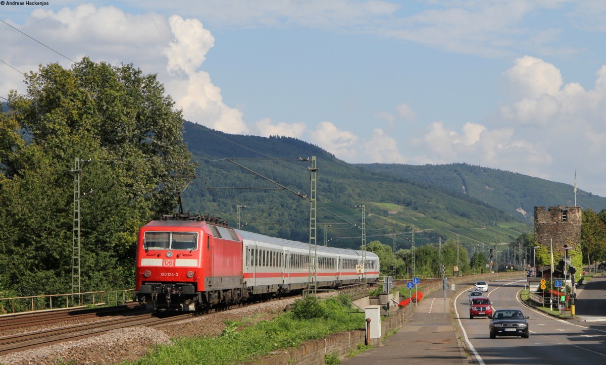 IC 2217 (Greifswald-Stuttgart Hbf) mit Schublok 120 124-3 bei Rheindiebach 7.8.14