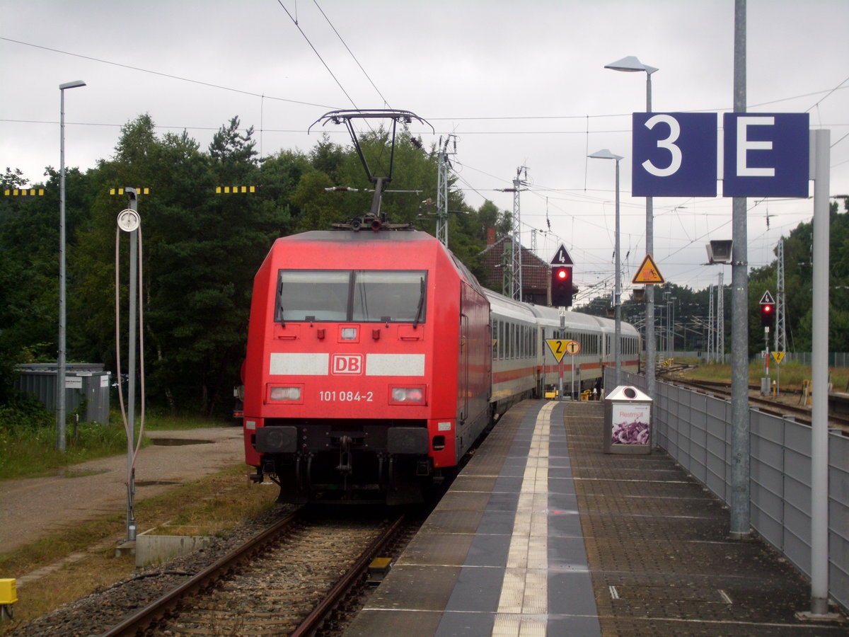 IC 2252 (Linie 32) mit 101 084-2 am Zugende verlässt den Bahnhof Ostseebad Binz und wird seinen Endbahnhof Berlin Südkreuz in wenigen Stunden erreichen. [29.7.2016]