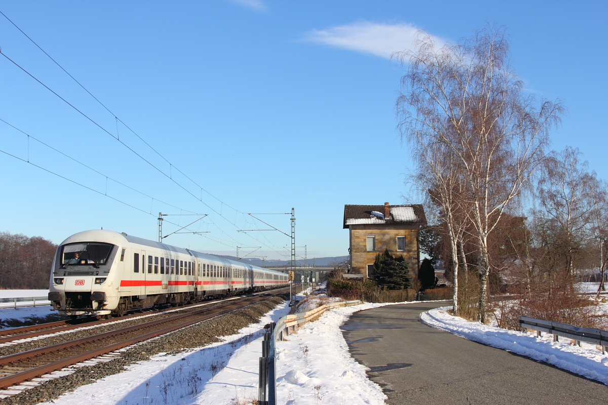 IC 2305 mit Steuerwagen voraus bei Oberlangenstadt am 20.01.2017.