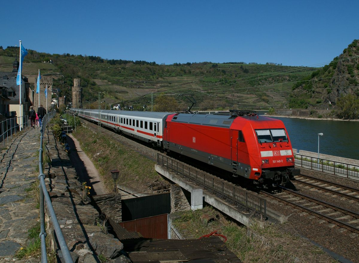 IC 2313 mit 101 140 an der Spitze war am 19.4.2019 auf dem Weg von Hamburg nach Stuttgart und durchfuhr Oberwesel im Mittelrheintal mit seiner mittelalterlichen Stadtbefestigung. Die Stadt der Türme und des Weins ist nicht nur bei Touristen beliebt, sondern bietet auch interessante Fotomöglichkeiten.