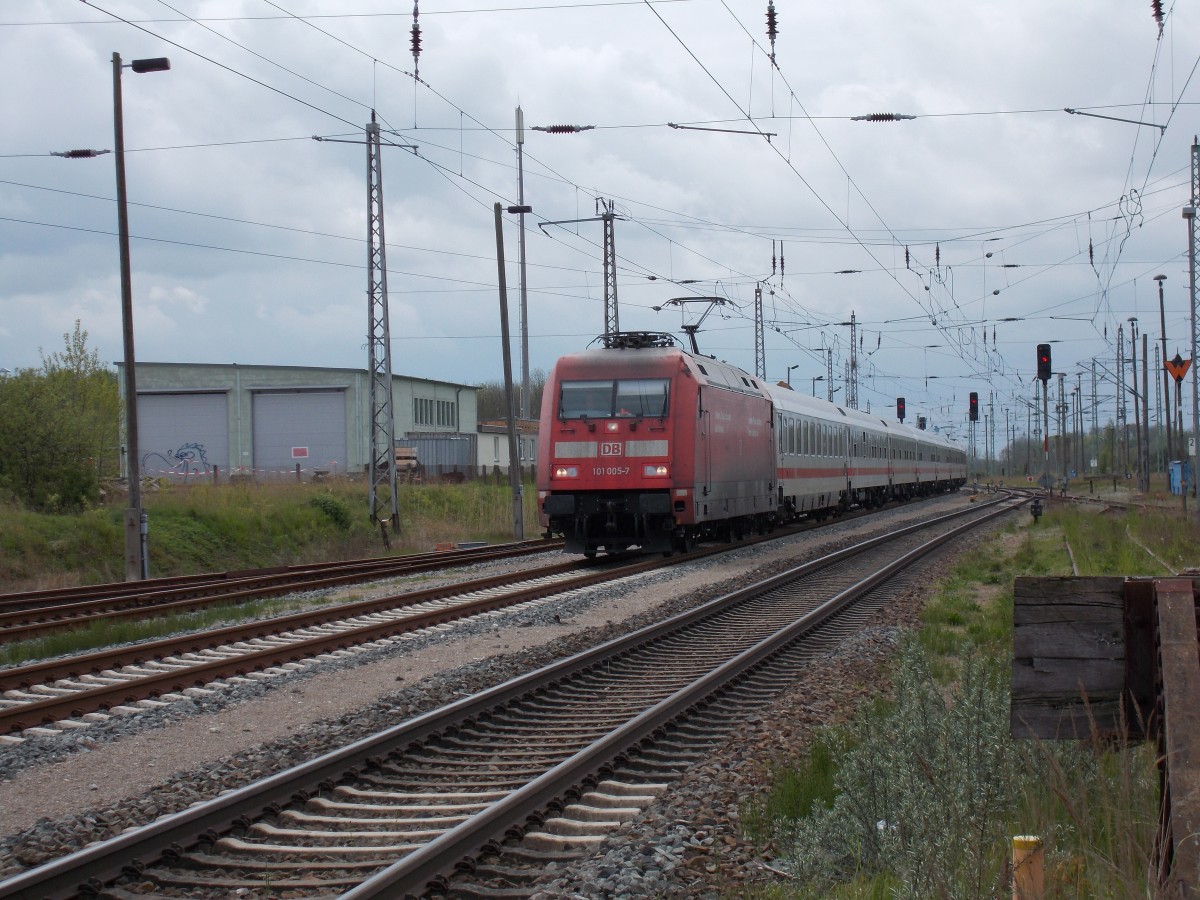 IC 2357 Leipzig-Binz wurde,am 10.Mai 2014,von 101 005 und am Schluß von 101 137 nach Bergen/Rügen gebracht.
