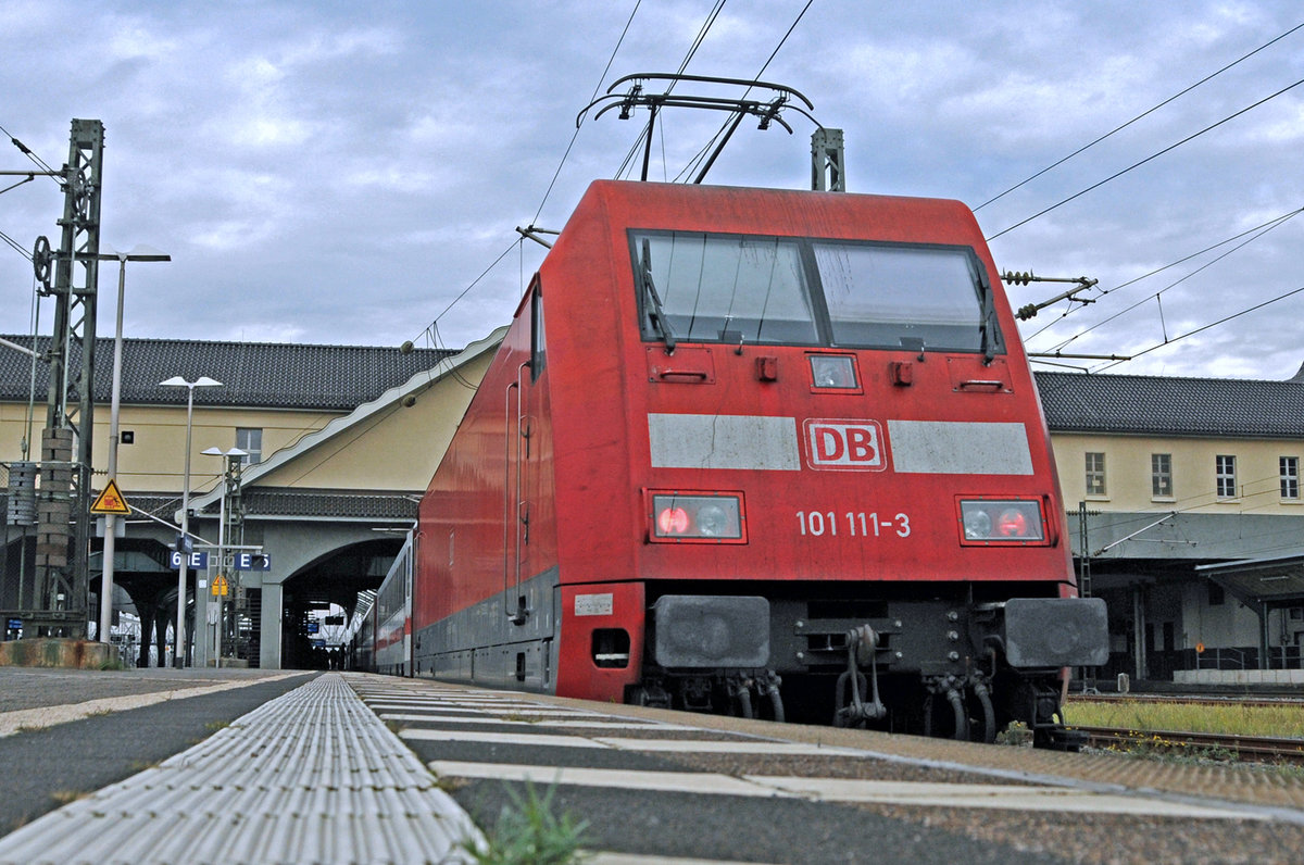 IC 2370 mit 101 111-3 @ Darmstadt 04 November 2016