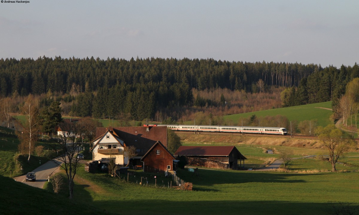 IC 2371 (Hamburg Altona-Konstanz) mit Schublok 101 085-9 bei Stockburg 13.4.14