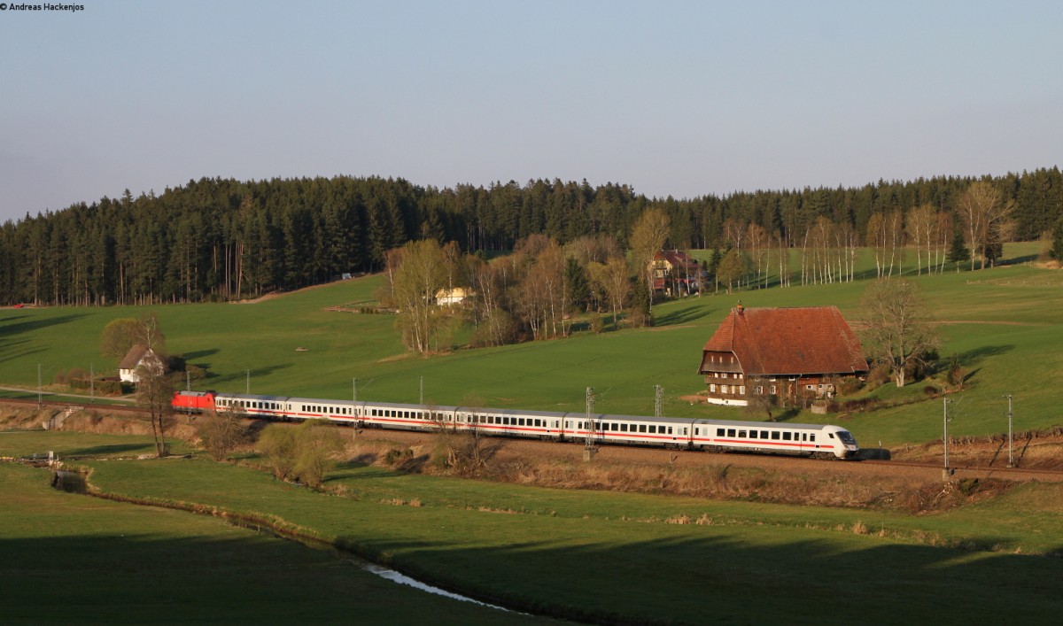 IC 2371 (Hamburg Altona-Konstanz) mit Schublok 101 085-9 bei Stockburg 13.4.14