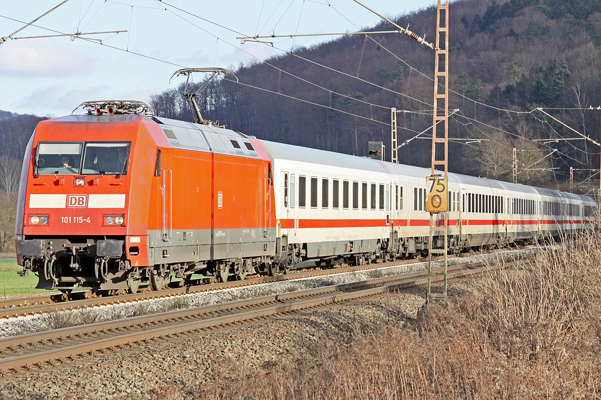 IC 2371 nach Karlsruhe am 29.12.2017 als Umleiter auf seiner alten Strecke nördlich von Salzderhelden am BÜ 75,1 in Richtung Göttingen