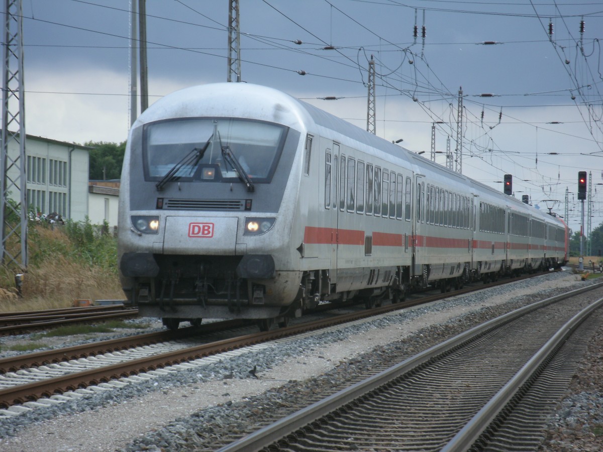 IC 2376 Karlsruhe-Binz,am 31.August 2013,bei der Einfahrt in den Bahnhof Bergen/Rgen.Schublok war 101 092.