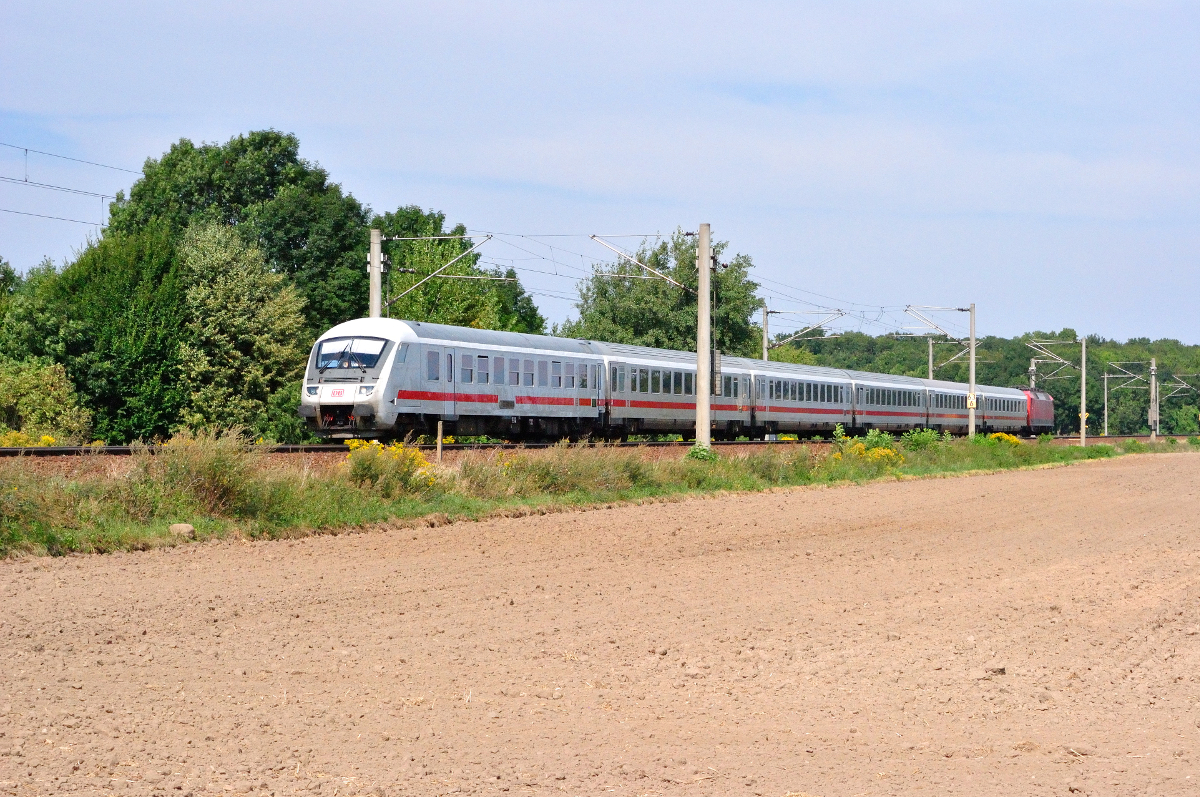 IC 2385 von Berlin Hbf (tief) nach Leipzig Hbf. Am Zugschluss schiebt 120 104. Aufgenommen kurz hinter Delitzsch am 28.08.2016.