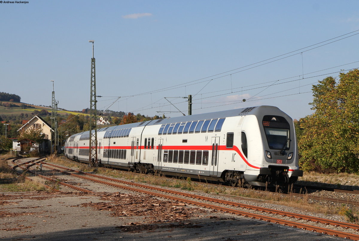 IC 2387/RE 52387 (Stuttgart Hbf-Singen(Htw)) mit Schublok 146 577-2 in Welschingen 15.10.18