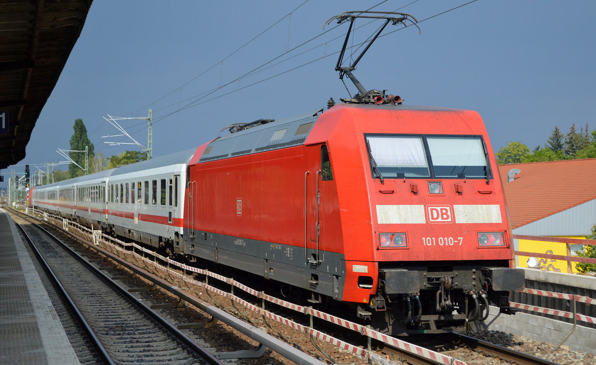 IC 2457 Richtung Ostseebad Binz im 101ér Tandem, mit vorneweg DB Fernverkehr AG [D]  101 118-8  [NVR-Nummer: 91 80 6101 118-8 D-DB] und hinten dran  101 010-7  [NVR-Nummer: 91 80 6101 010-7 D-DB] am 09.08.20 Berlin Karow.