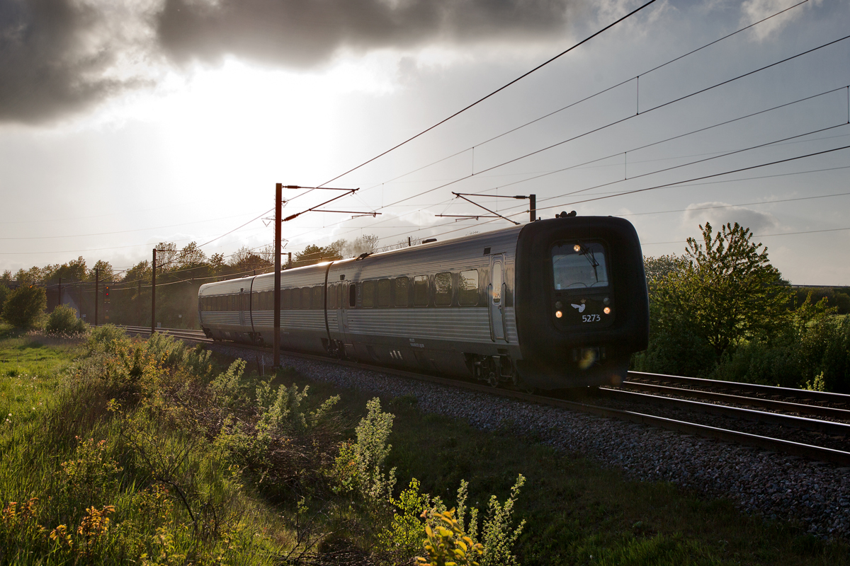 Ic 3 Diesel 5273 fährt abends als Leerzug in Taulov vorüber.Bild vom 20.52016