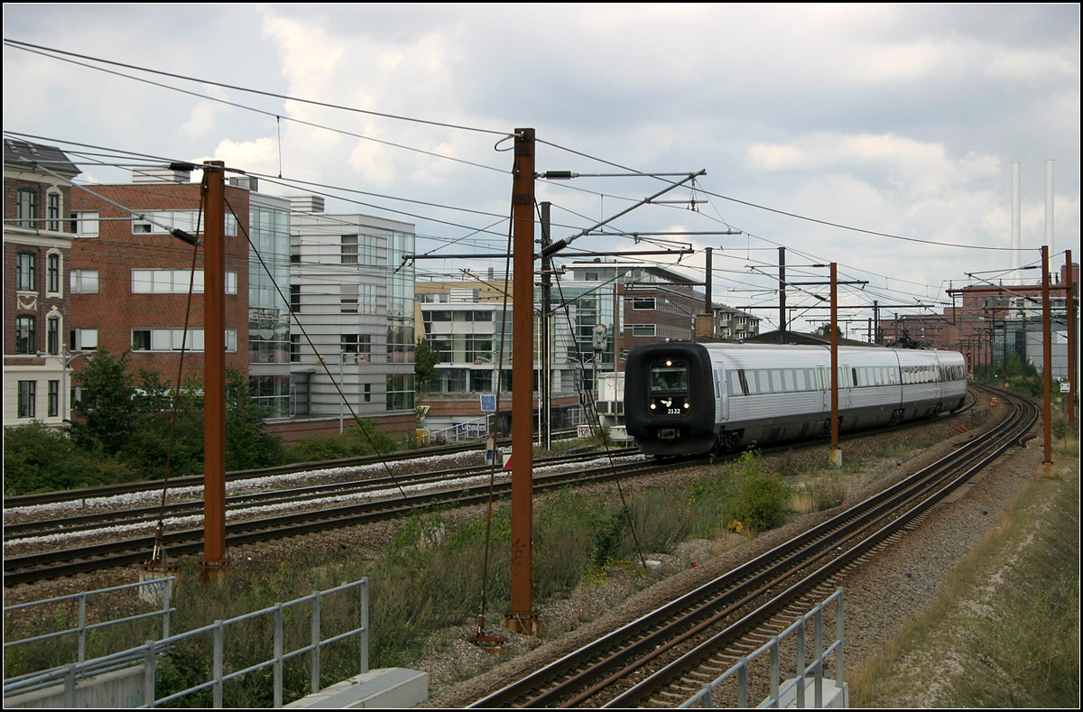 IC 3 -

Ein IC 3-Triebzug passiert die S-Bahnstation Nordhavn in Kopenhagen.

27.08.2006 (M)