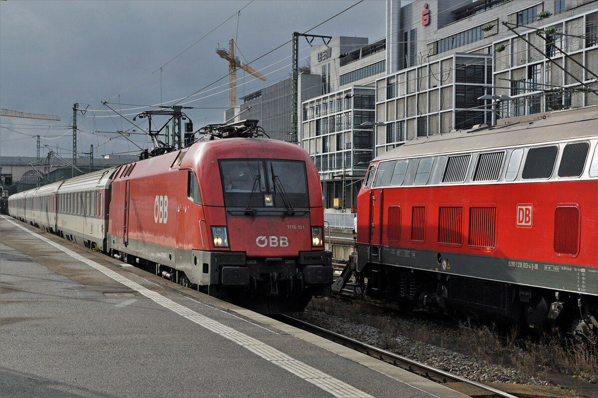 IC 4 Stuttgart/Singen (Htw)-Zürich HB . 
ÖBB 1116 101 mit  Bpm und Apm der SBB auf der Fahrt nach Singen(Htw)-Zürich HB am 18. November 2021.
Foto: Walter Ruetsch
