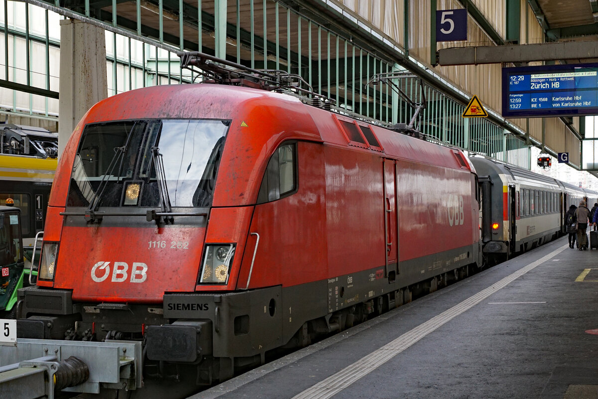 IC 4 Zürich HB/Singen (Htw)-Stuttgart Hbf.
ÖBB 1116 282 TAURUS mit  Bpm und Apm der SBB kurze Zeit nach der Ankunft im alten Kopfbahnhof  Stuttgart Hbf am 18. November 2021.
Foto: Walter Ruetsch
