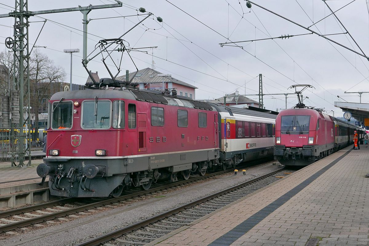 IC 483 und IC 280 in Singen (Hohentwiel) (|V) - Abfahrt von Re 4/4 II 11111 mit dem IC 483 nach Zürich HB. Wenige Minuten später wird 1016 019 mit dem RE 87 / RE 50280 / IC 280 nach Stuttgart abfahren (30.12.2020).