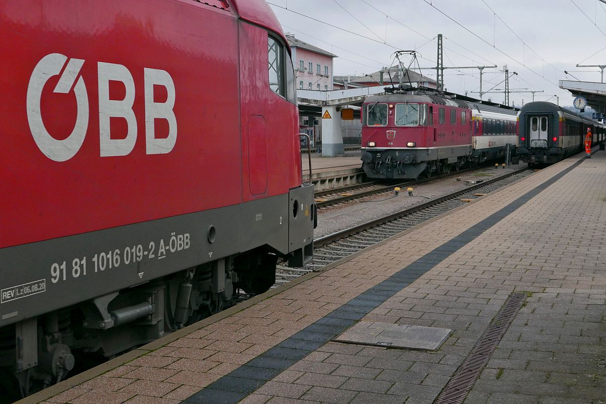 IC 483 und IC 280 in Singen (Hohentwiel) (|||) - Rangierfahrt von 1016 019 an die von Re 4/4 II 11130 nach Singen gezogenen Wagen des IC 280. Nach dem Ankuppeln wird der Taurus die von Zürich kommenden Wagen als RE 87 / RE 50280 / IC 280 nach Stuttgart ziehen. Auf dem gegenüberliegenden Gleis steht Re 4/4 II 11111 mit den Wagen des IC 483 kurz vor der Abfahrt nach Zürich HB.