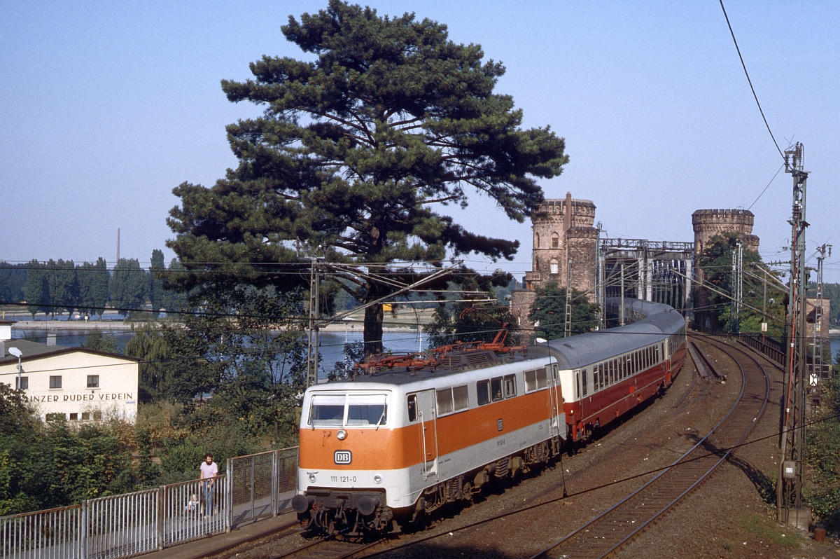 IC 566  Goethe  im August 1983 mit 111 121 in Mainz-Süd.