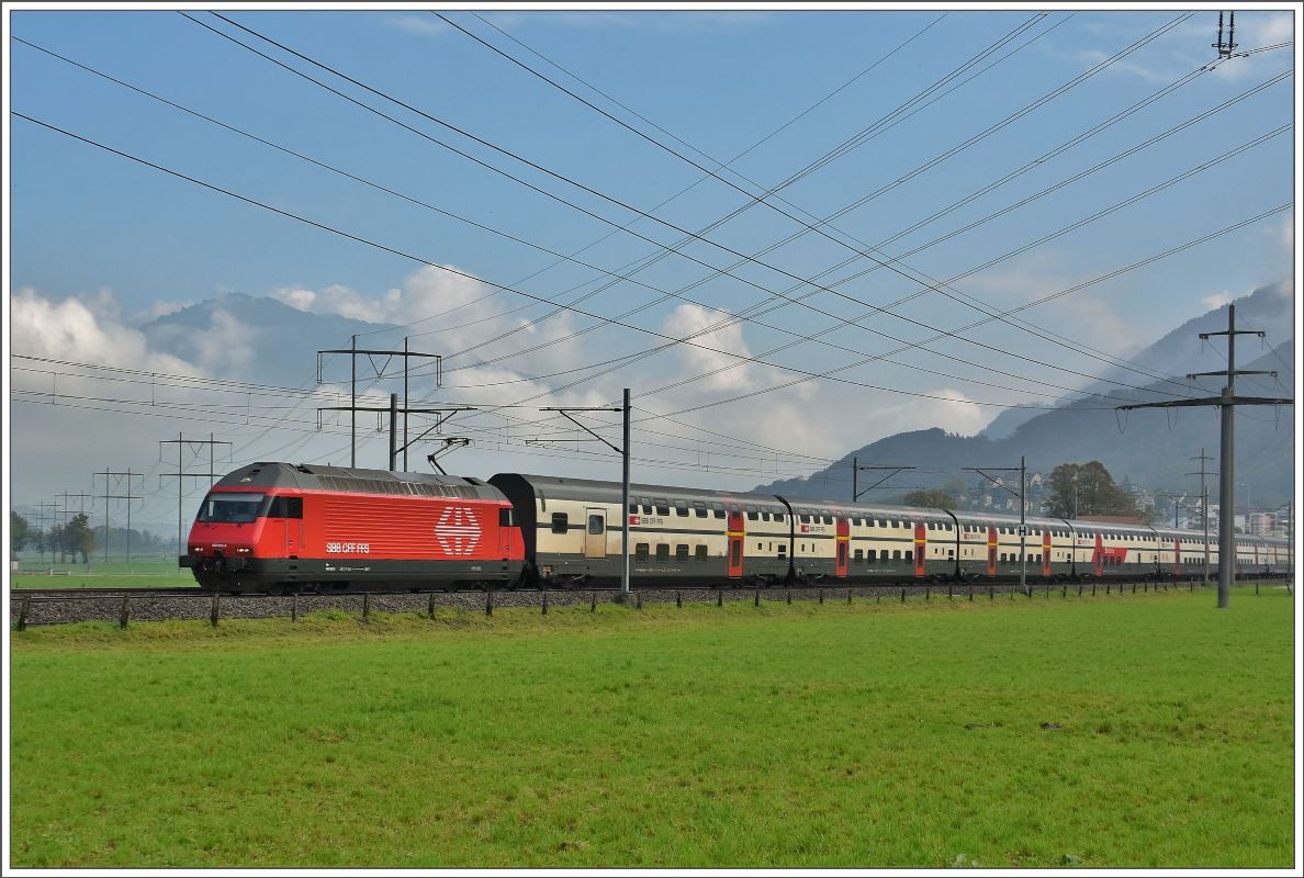 IC 572 nach Zürich HB mit 460 002-9 bei Siebnen-Wangen. (27.10.2016)