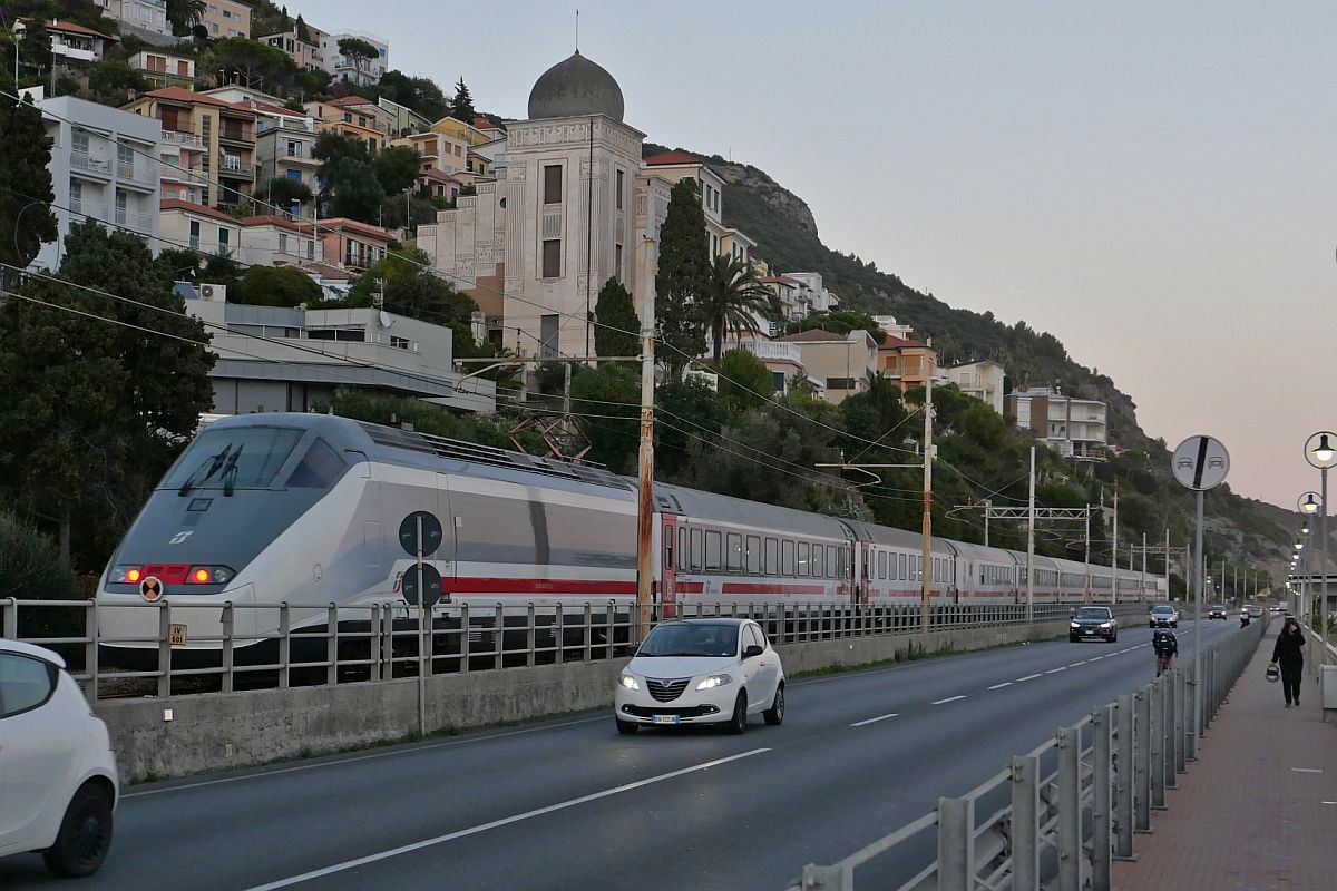 IC 681 von Ventimiglia nach Milano Centrale am 22.10.2021 in Borgio Verezzi