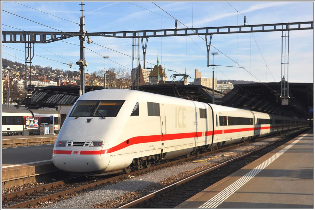 IC 70 von Chur nach Hamurg-Altona fährt in Zürich HB ein. (13.12.2015)