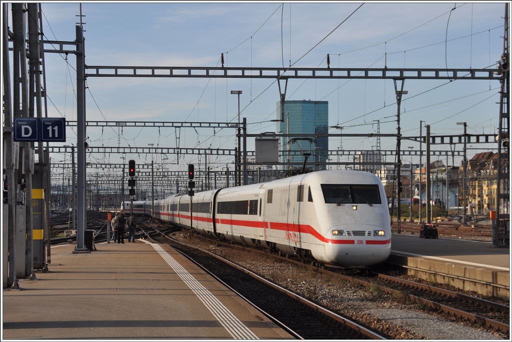 IC 70 von Chur nach Hamurg-Altona fährt in Zürich HB ein. (13.12.2015)