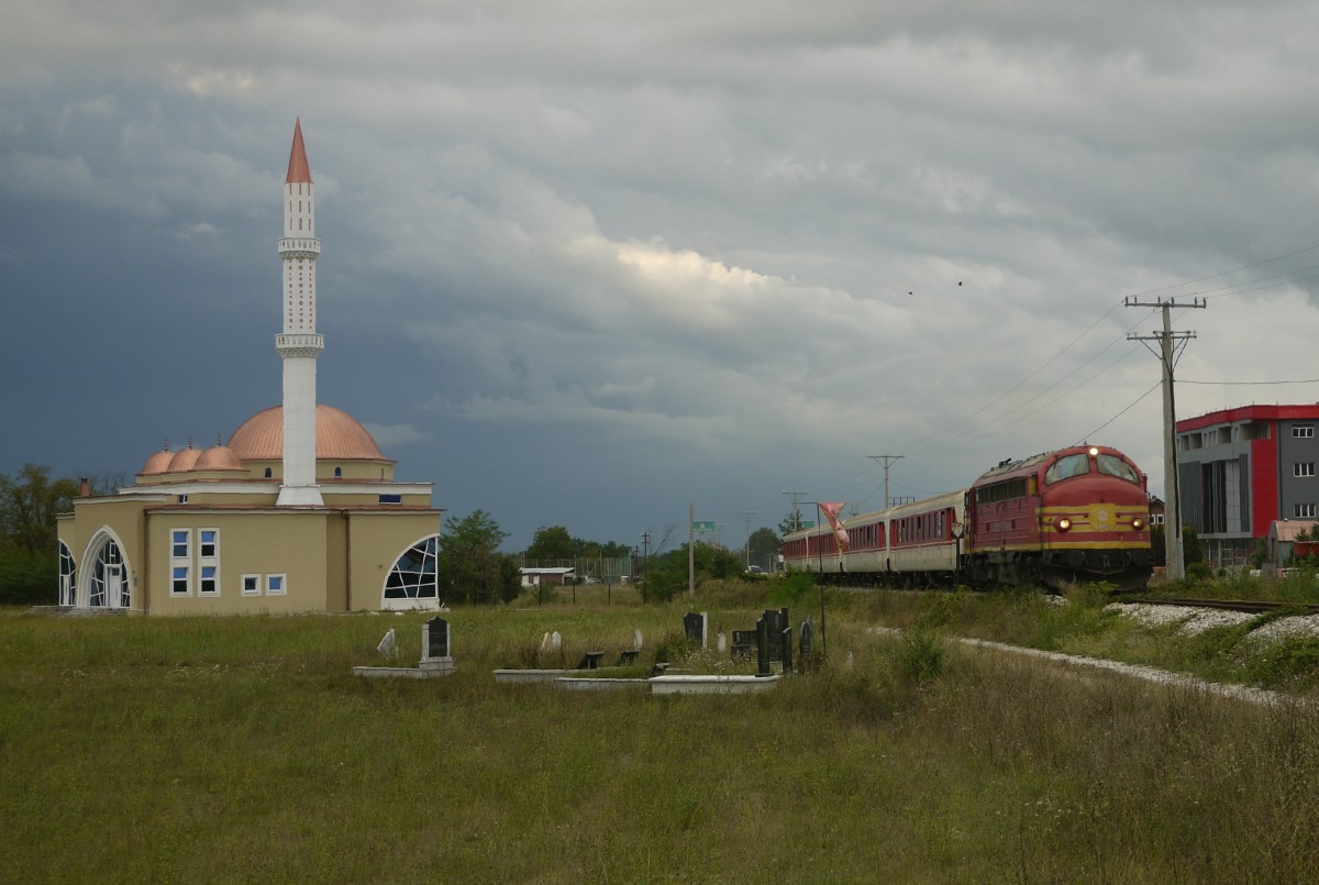 IC 761 der Kosovo Railways passiert die neuerbaute Moschee von Qyshku bei Peja/Pec (4.9.14). Die vier Schlieren-Wagen werden gezogen von NoHAB 008.