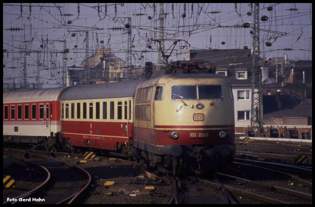 IC 806 Gorch Fock erreicht mit Zuglok 103213 am 27.2.1991 um 14.10 Uhr den HBF Köln.