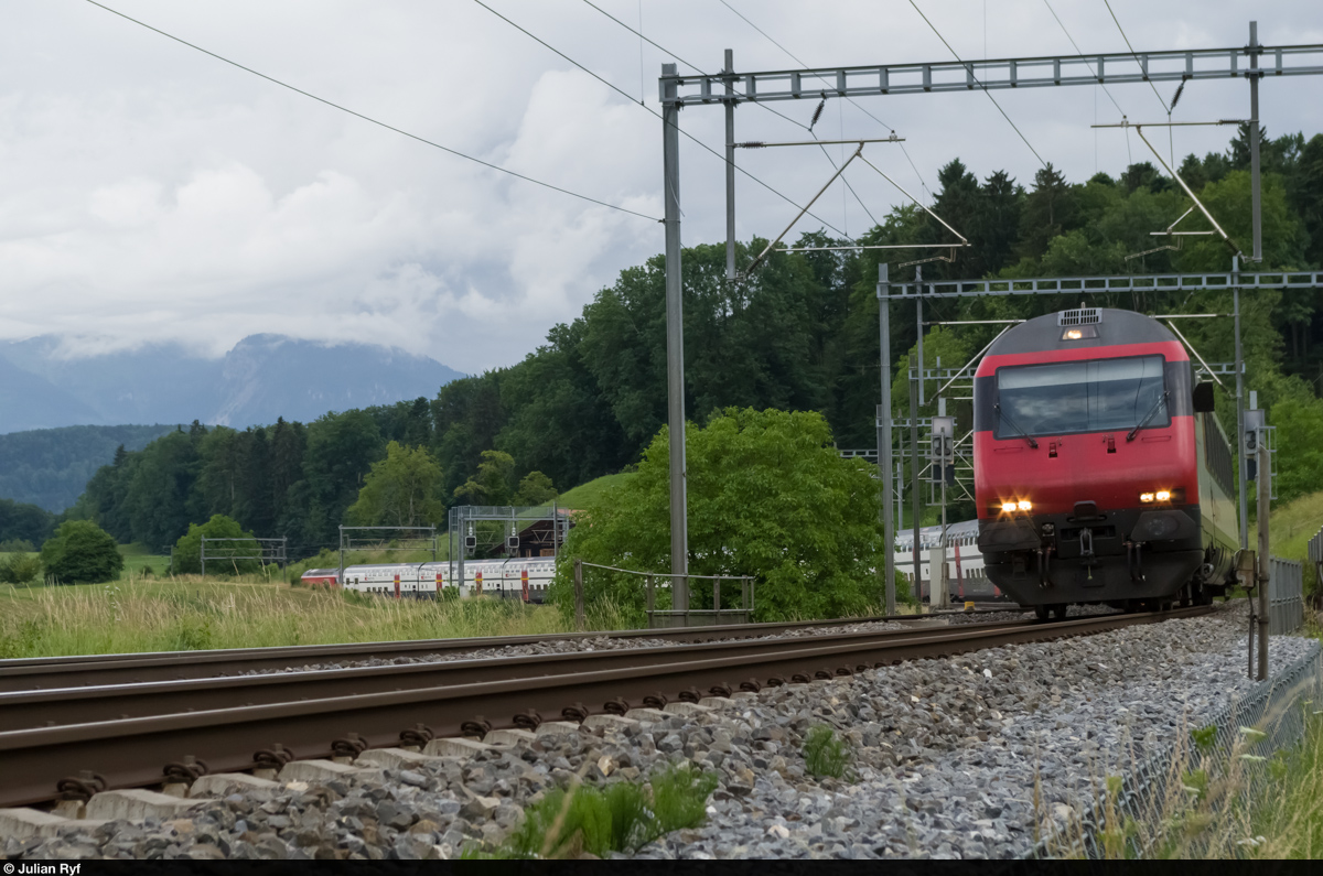 IC 829 Brig-Romanshorn fährt am 14. Juni 2015 durch die ehemalige Haltestelle Kumm am Thunersee.