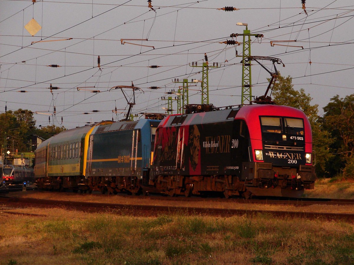 IC 918 mit Wagner Werbelok von GySEV als Master und 480 021 als Slave im letzten Abendlicht kurz vor Sonnenuntergang bei Komrom. 22.08.2013.