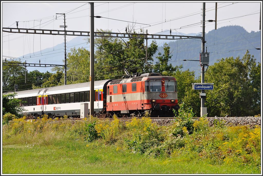 IC 920 mit Re 4/4 II 11109 in Landquart. (01.09.2015)