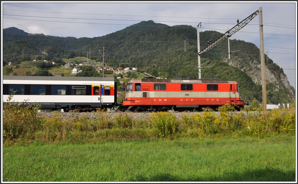 IC 920 mit Re 4/4 II 11109 in Landquart. (01.09.2015)