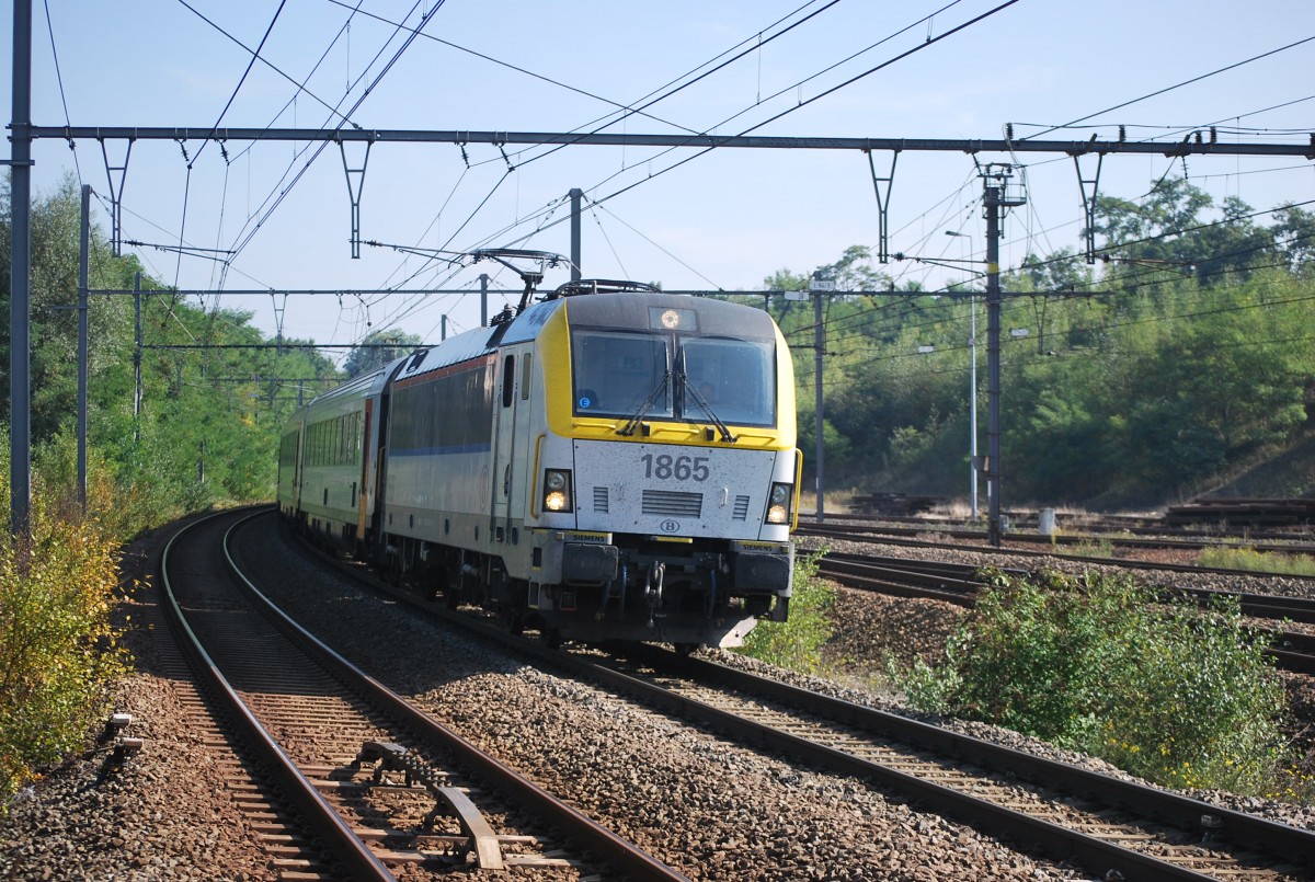 IC-A Zug nach Oostende fhrt durch den Bhf Ans (27. September 2013).