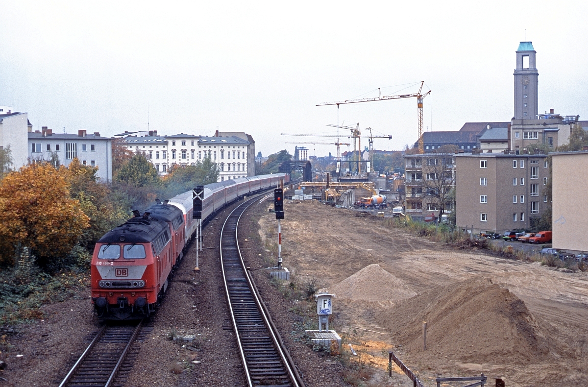 IC aus Hamburg mit 210 460 an der Spitze in Berlin-Spandau, Oktober 1997.