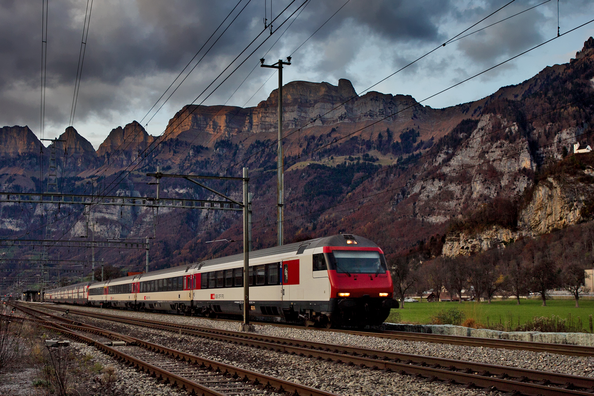 IC aus Zürich HB nach Chur fährt am Abend des 19.11.2015 in Flums vor der Kulisse der Churfirstengruppe vorüber.