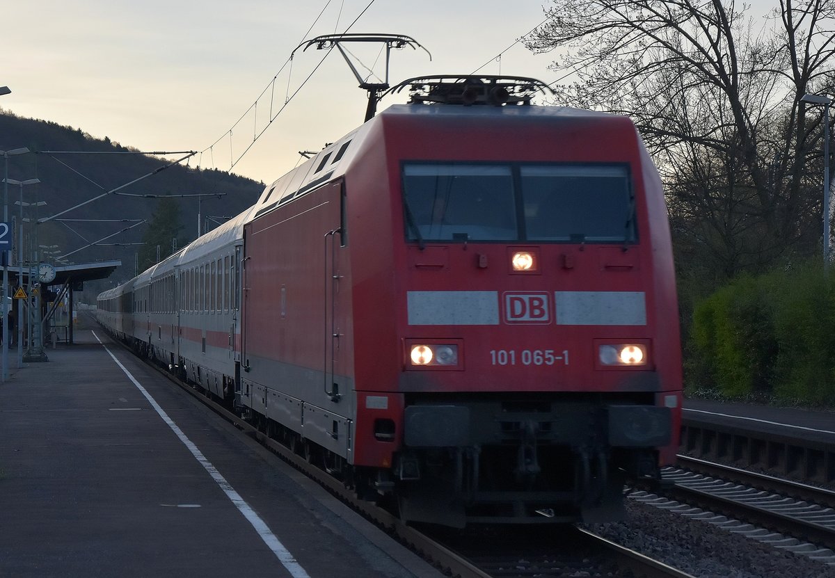 IC durch Bad Breisig gezogen von der 101 065-1 in Richtung Koblenz unterwegs. Das Bild entstand in den späteren Abendstunden des 25.3.2017 und das ins Gegenlicht.