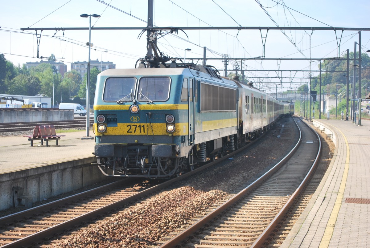IC-F Zug nach Lige-Guillemins hlt am Bhf Ans (27. September 2013).